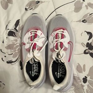 Women’s Nike spikeless golf shoes fit sole size 7.5